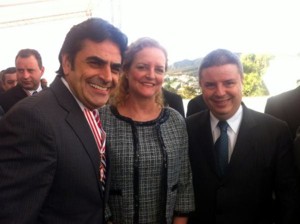 deputado recebe a medalha do dia de minas